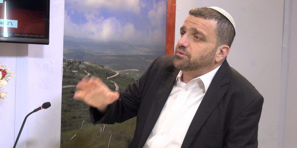 Porque o sacrifício de Pesach e a Mezuza? Parashat Bo